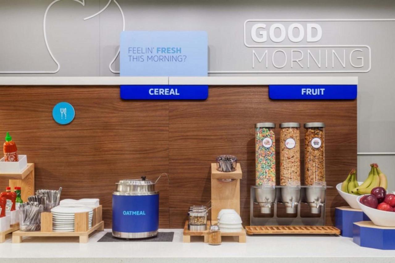 Holiday Inn Express Hotel & Suites Ottawa Airport By Ihg Eksteriør billede
