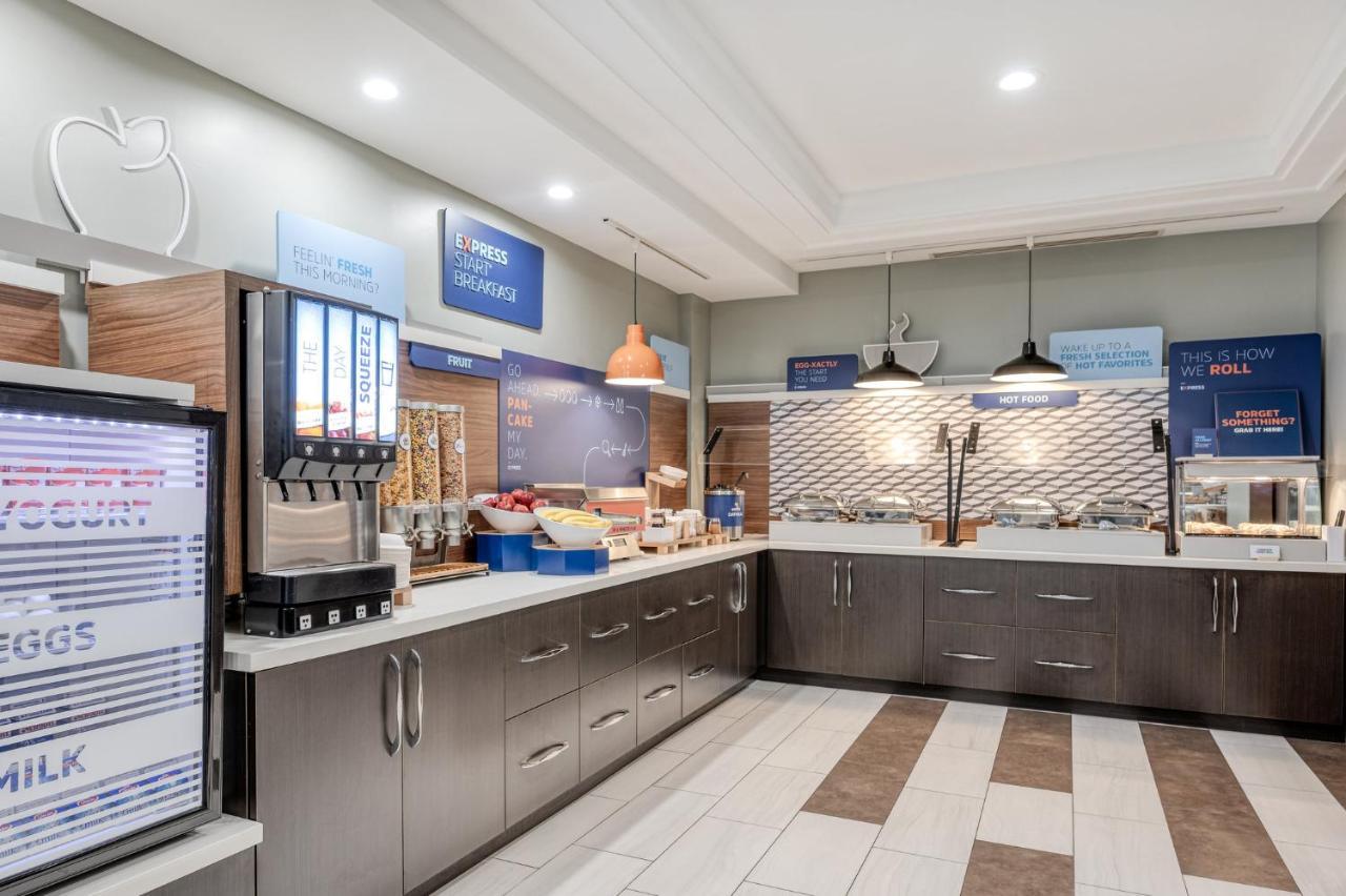 Holiday Inn Express Hotel & Suites Ottawa Airport By Ihg Eksteriør billede
